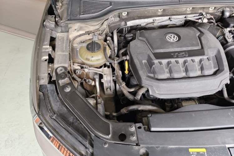 Used Volkswagen Passat 2020 330TSI Luxury Edition China VI Engine Bay Right