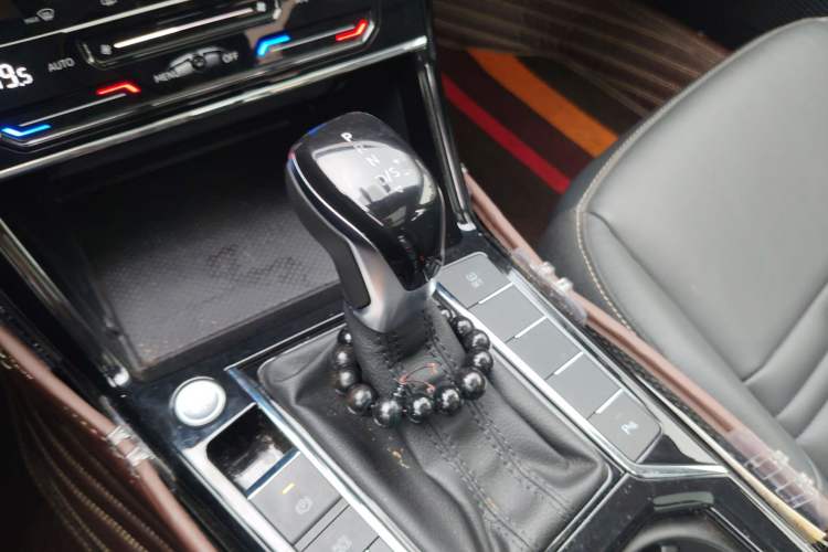 Used Volkswagen Passat 2020 Facelift 330TSI Elite Edition China VI Standard Gear Lever