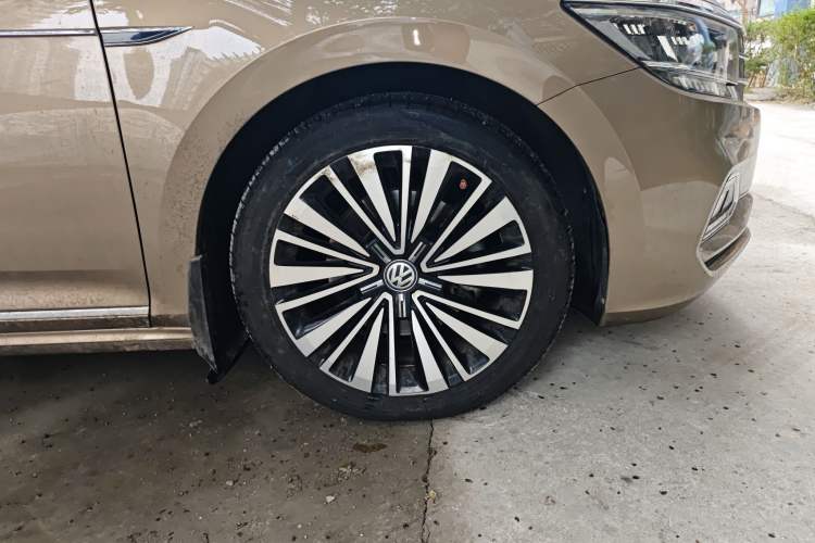 Used Volkswagen Passat 2020 330TSI Luxury Edition China VI Right Front Wheel Hub