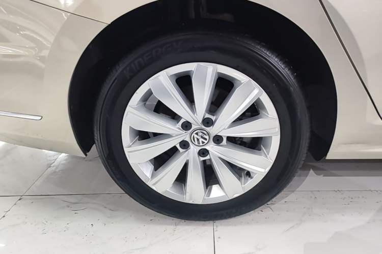Used Volkswagen Passat 2020 330TSI Elite Edition China VI Right Rear Wheel Hub