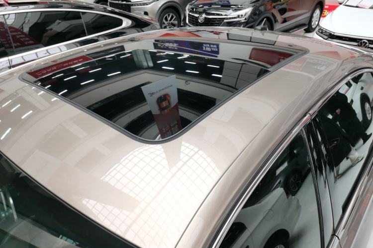 Used Volkswagen Passat 2020 330TSI Luxury Edition China VI Roof