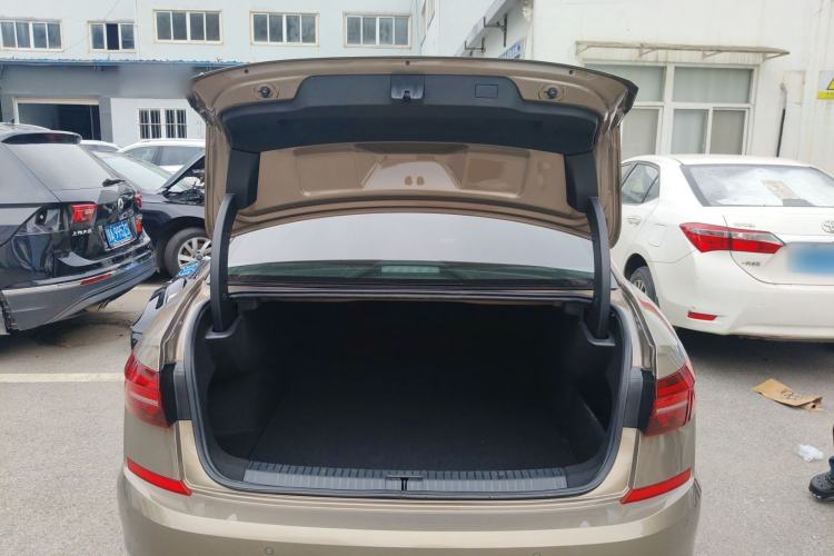 Used Volkswagen Passat 2020 Facelift 330TSI Elite Edition China VI Standard Trunk