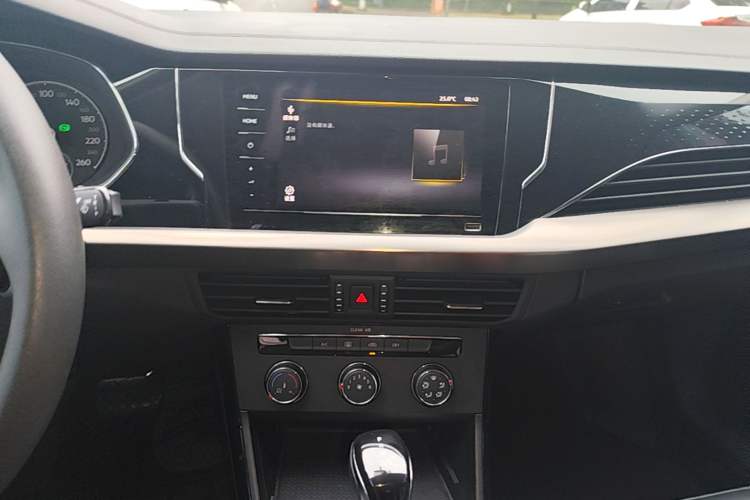 Used Volkswagen Passat 2021 280TSI Business Edition Audio And AC Panel