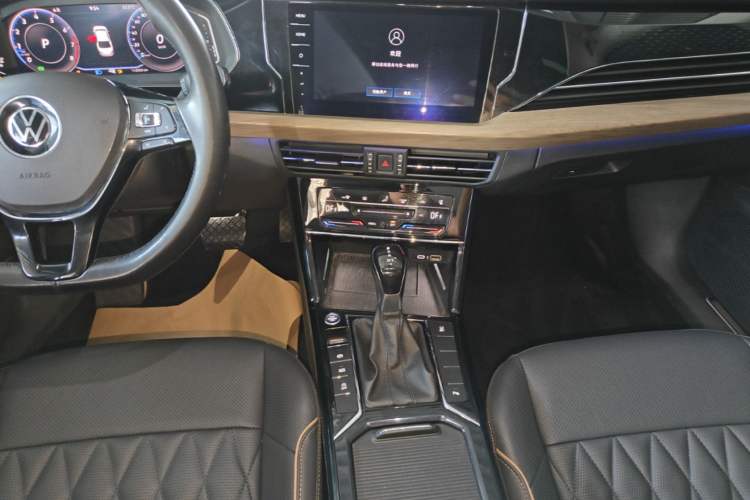 Used Volkswagen Passat 2021 330TSI Luxury Edition Audio And AC Panel
