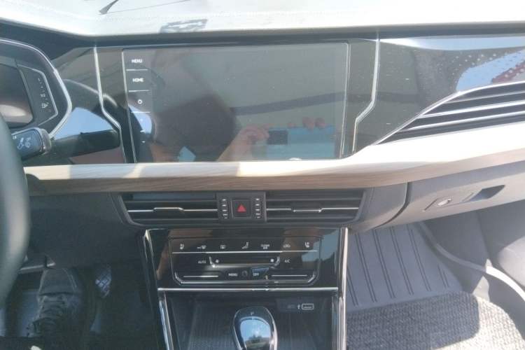 Used Volkswagen Passat 2021 330TSI Luxury Edition Audio And AC Panel