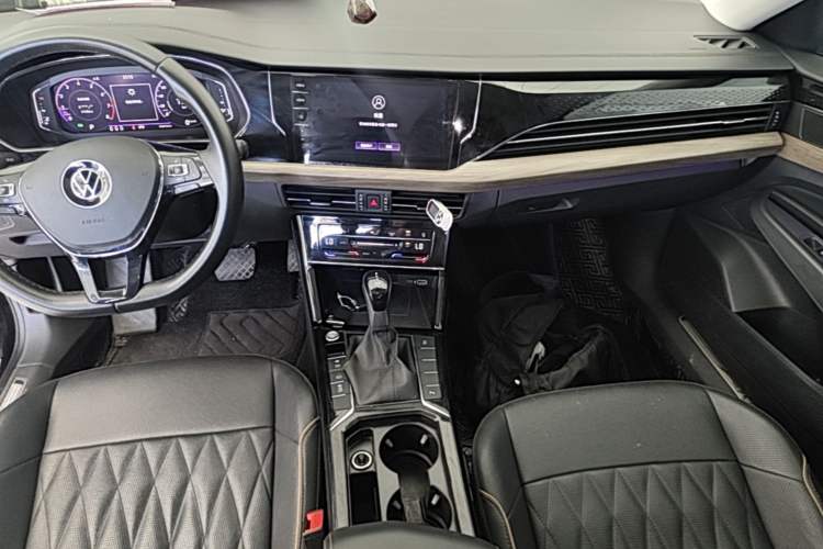 Used Volkswagen Passat 2021 330TSI Luxury Edition Audio And AC Panel
