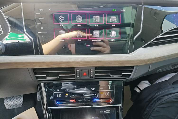 Used Volkswagen Passat 2021 330TSI Luxury Edition Audio And AC Panel