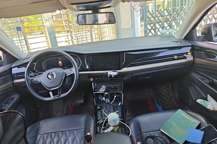 Used Volkswagen Passat 2021 330TSI Luxury Edition Center Console