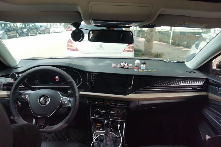 Used Volkswagen Passat 2021 330TSI Luxury Edition Center Console