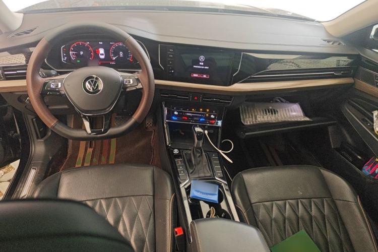 Used Volkswagen Passat 2021 330TSI Luxury Edition Center Console