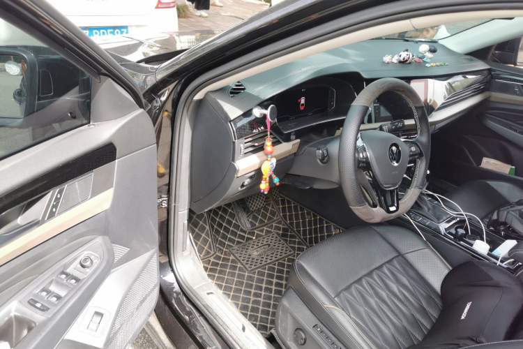 Used Volkswagen Passat 2021 330TSI Luxury Edition Driver Seat