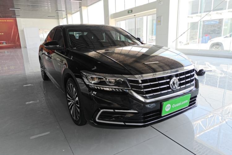 Used Volkswagen Passat 2021 330TSI Luxury Edition Front Right 45 Deg