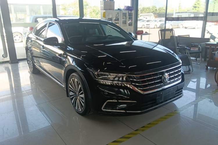 Used Volkswagen Passat 2021 330TSI Luxury Edition Front Right 45 Deg