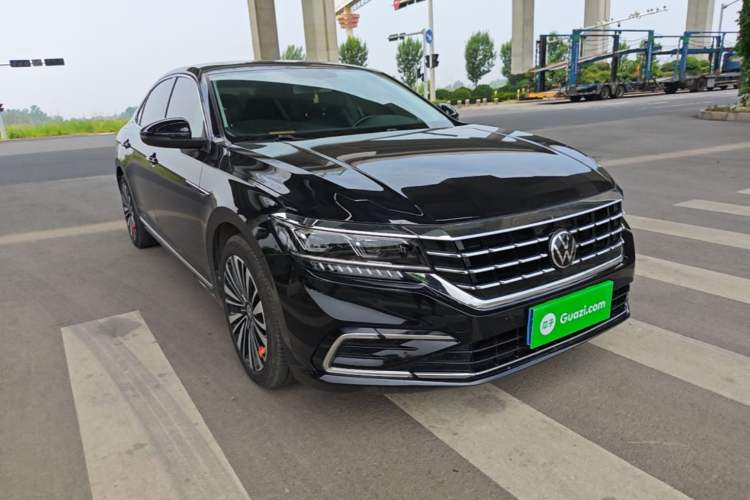 Used Volkswagen Passat 2021 330TSI Luxury Edition Front Right 45 Deg
