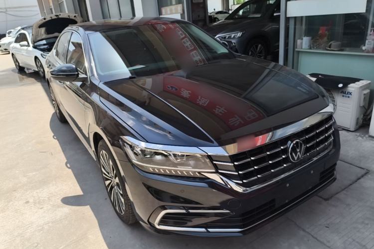 Used Volkswagen Passat 2021 330TSI Luxury Edition Front Right 45 Deg