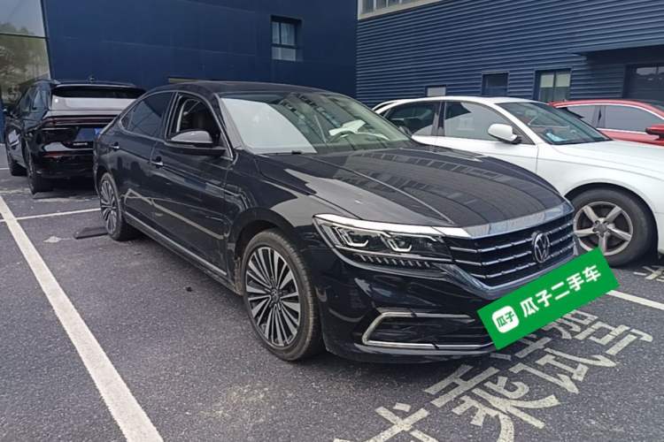 Used Volkswagen Passat 2021 380TSI Flagship Edition Front Right 45 Deg
