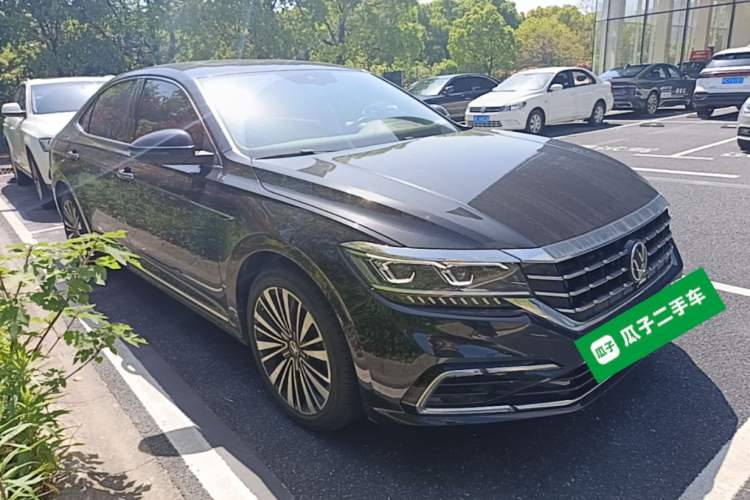 Used Volkswagen Passat 2021 380TSI Flagship Edition Front Right 45 Deg
