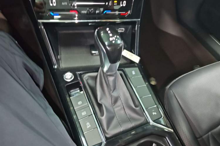 Used Volkswagen Passat 2021 330TSI Luxury Edition Gear Lever