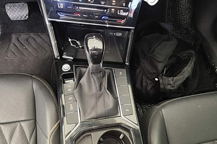 Used Volkswagen Passat 2021 330TSI Luxury Edition Gear Lever