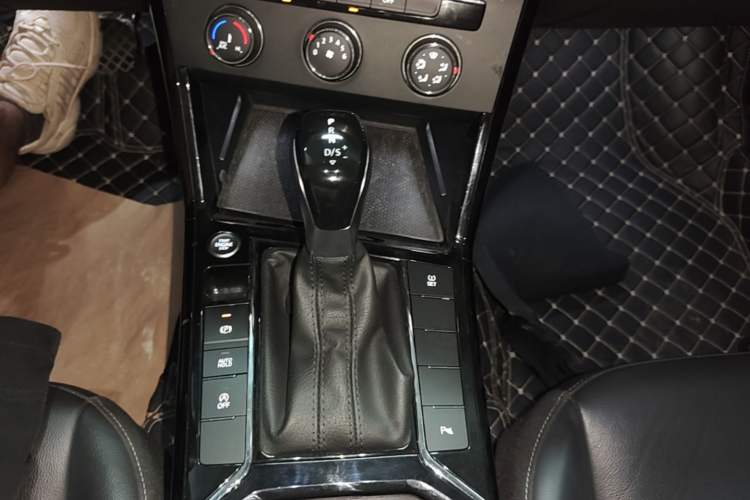 Used Volkswagen Passat 2021 330TSI Elite Edition Gear Lever