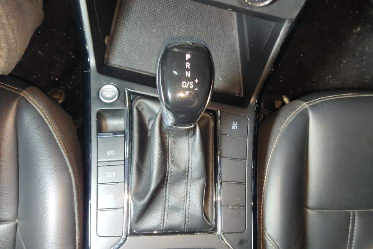 Used Volkswagen Passat  Gear Lever