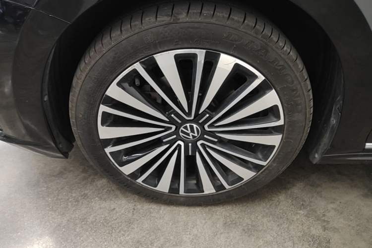 Used Volkswagen Passat 2021 330TSI Luxury Edition Left Front Wheel Hub