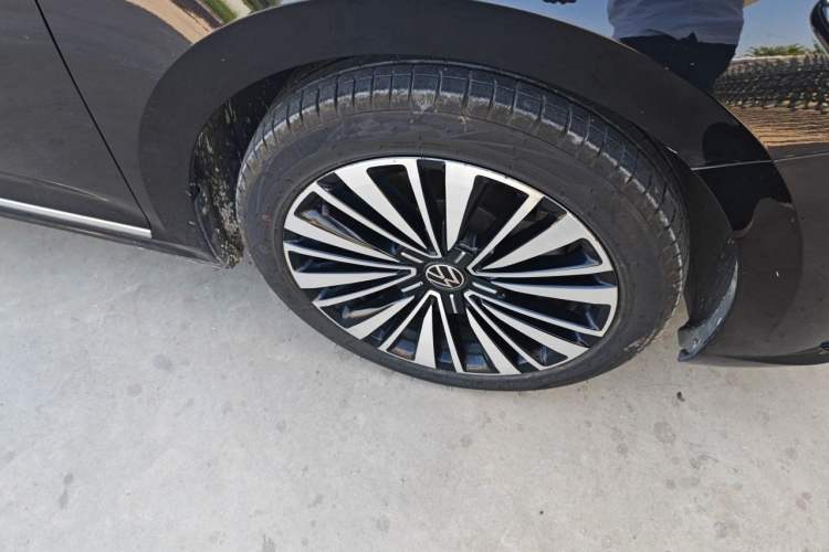 Used Volkswagen Passat 2021 330TSI Luxury Edition Right Front Wheel Hub