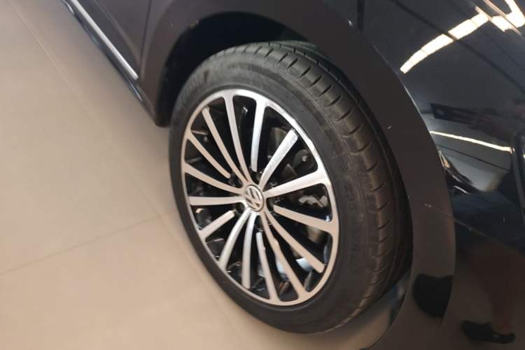 Used Volkswagen Passat 2021 330TSI Luxury Edition Right Front Wheel Hub