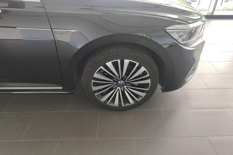 Used Volkswagen Passat 2021 330TSI Elite Edition Right Front Wheel Hub