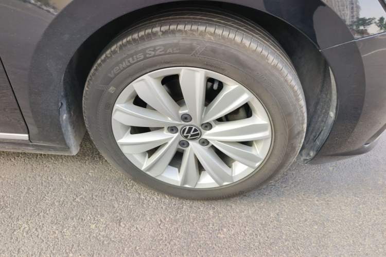 Used Volkswagen Passat 2021 330TSI Elite Edition Right Front Wheel Hub