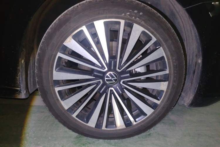 Used Volkswagen Passat 2021 330TSI Luxury Edition Right Front Wheel Hub