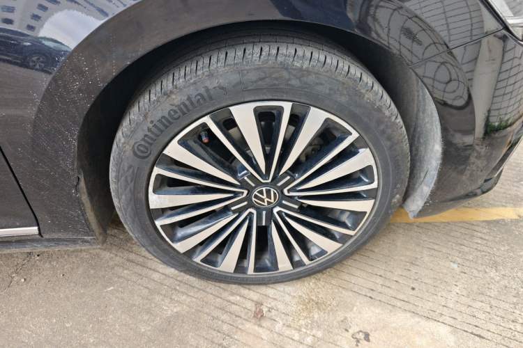 Used Volkswagen Passat 2021 330TSI Luxury Edition Right Front Wheel Hub