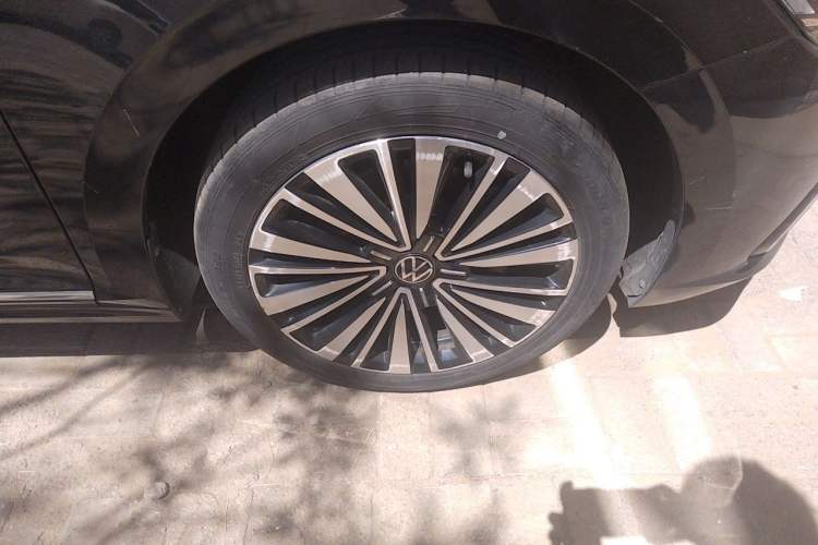 Used Volkswagen Passat 2021 380TSI Luxury Edition Right Front Wheel Hub