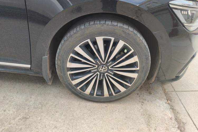 Used Volkswagen Passat 2021 330TSI Luxury Edition Right Front Wheel Hub