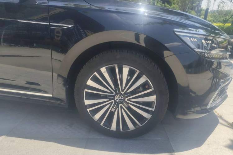 Used Volkswagen Passat 2021 330TSI Luxury Edition Right Front Wheel Hub