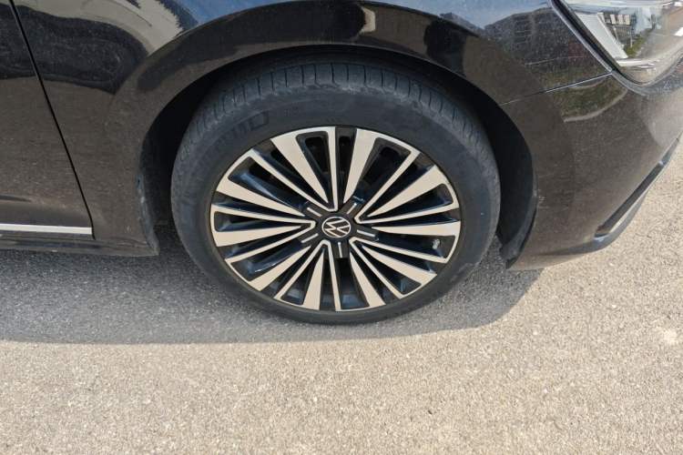 Used Volkswagen Passat 2021 330TSI Luxury Edition Right Front Wheel Hub