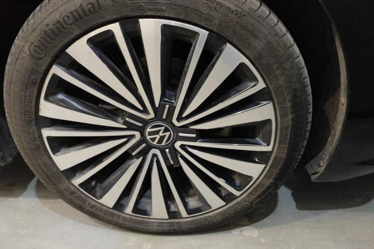 Used Volkswagen Passat 2021 330TSI Luxury Edition Right Front Wheel Hub