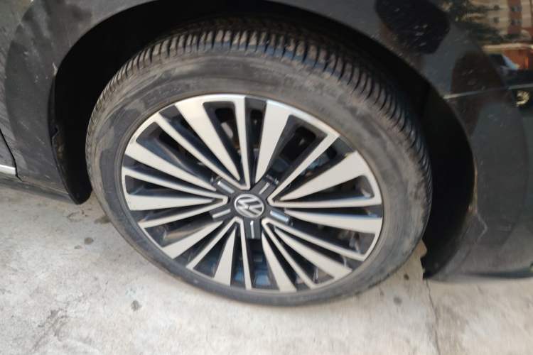 Used Volkswagen Passat 2021 330TSI Luxury Edition Right Front Wheel Hub