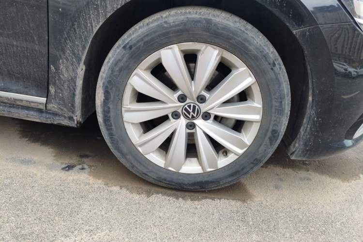 Used Volkswagen Passat 2021 330TSI Elite Edition Right Front Wheel Hub