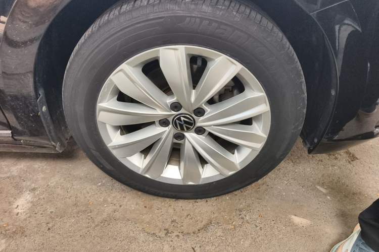 Used Volkswagen Passat 2021 330TSI Elite Edition Right Front Wheel Hub