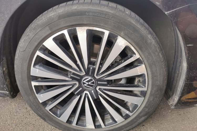 Used Volkswagen Passat 2021 330TSI Luxury Edition Right Front Wheel Hub