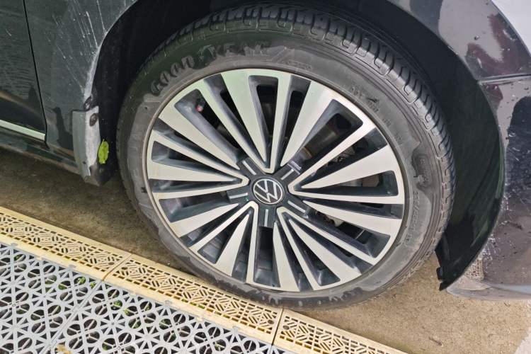 Used Volkswagen Passat 2021 330TSI Luxury Edition Right Front Wheel Hub