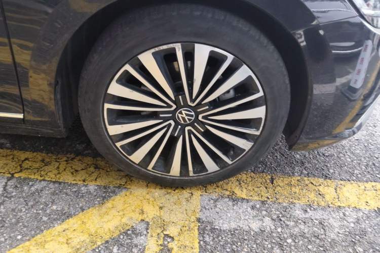 Used Volkswagen Passat 2021 330TSI Luxury Edition Right Front Wheel Hub