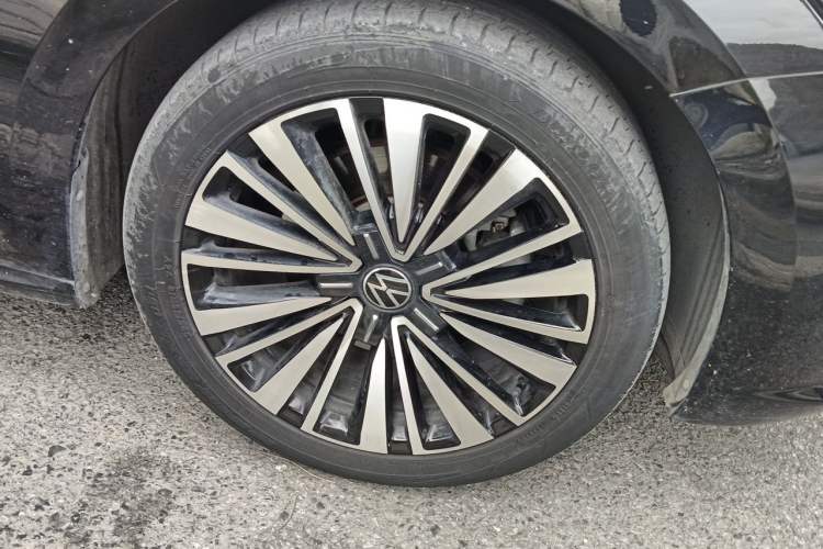 Used Volkswagen Passat 2021 330TSI Luxury Edition Right Front Wheel Hub