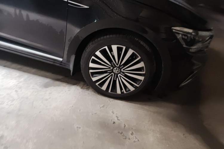 Used Volkswagen Passat 2021 330TSI Luxury Edition Right Front Wheel Hub