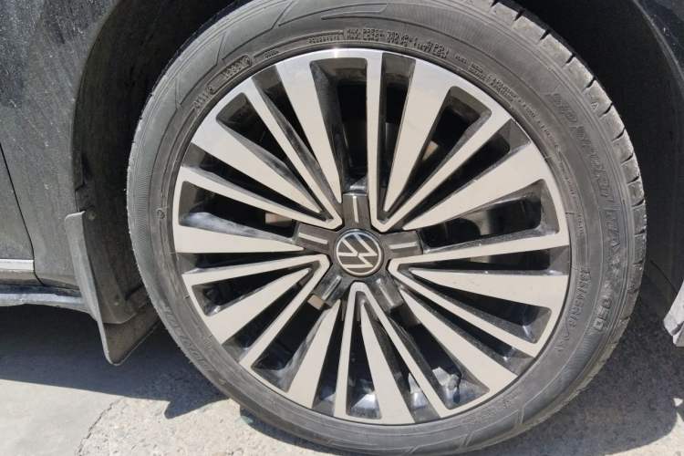 Used Volkswagen Passat 2021 330TSI Luxury Edition Right Front Wheel Hub