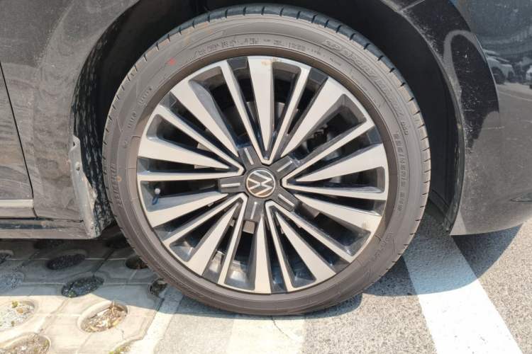 Used Volkswagen Passat 2021 330TSI Luxury Edition Right Front Wheel Hub