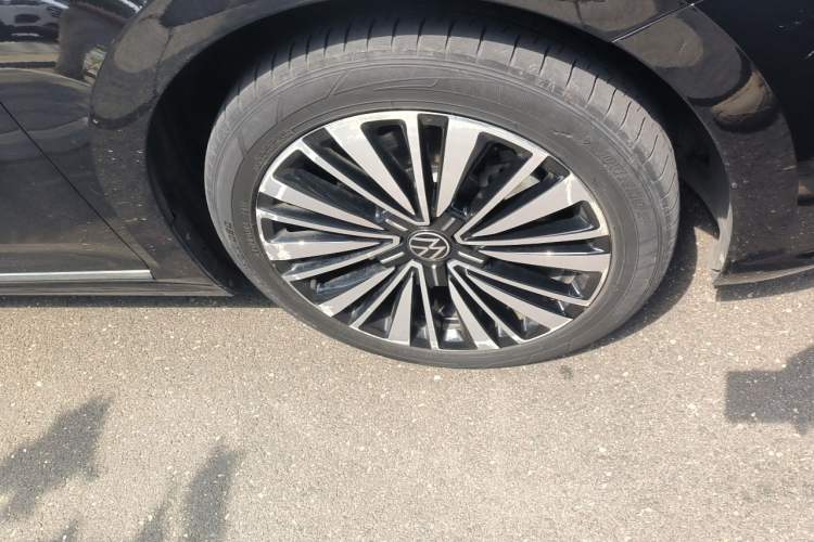 Used Volkswagen Passat 2021 330TSI Luxury Edition Right Front Wheel Hub