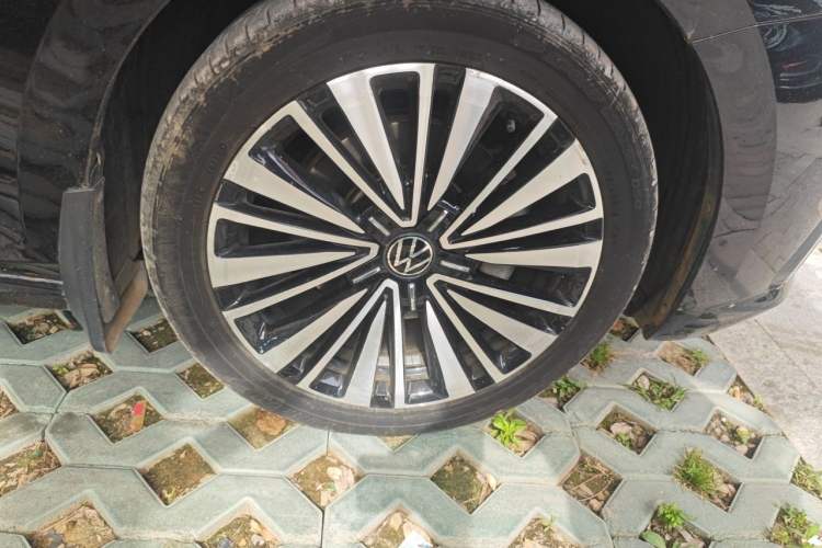 Used Volkswagen Passat 2021 330TSI Luxury Edition Right Front Wheel Hub