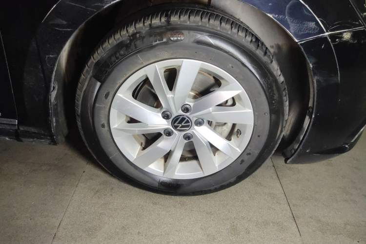Used Volkswagen Passat  Right Front Wheel Hub
